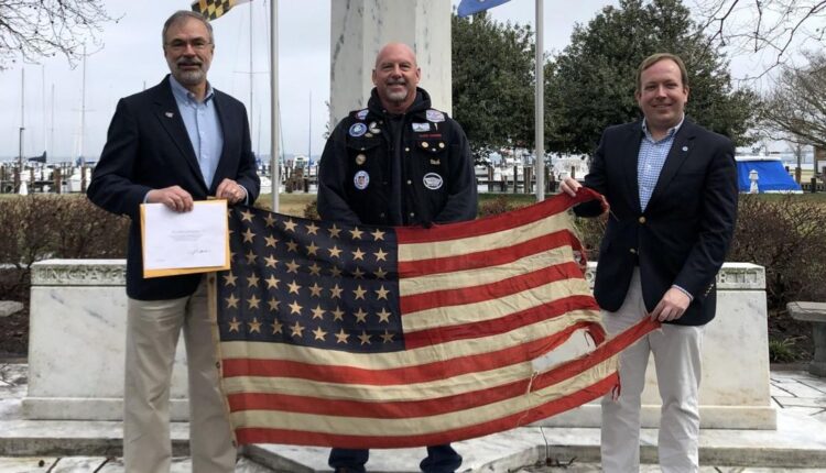  The battle flag of World War II gallantly pours news over important locations

